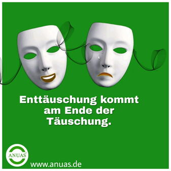 Bild zeigt zwei Masken mit jeweils einer schwarzen und einer weißen Gesichthälfte. Eine Maske lächelt, die andere ist traurig.